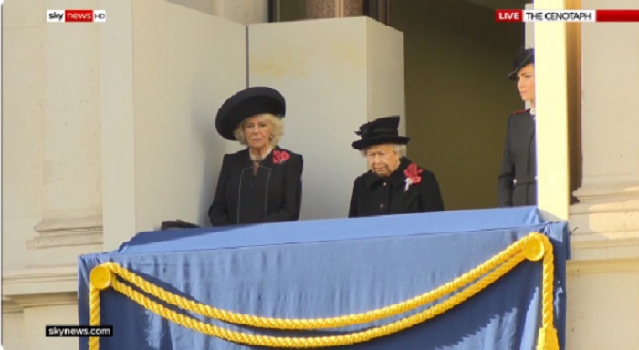 Camilla sul balcone accanto regina Elisabetta