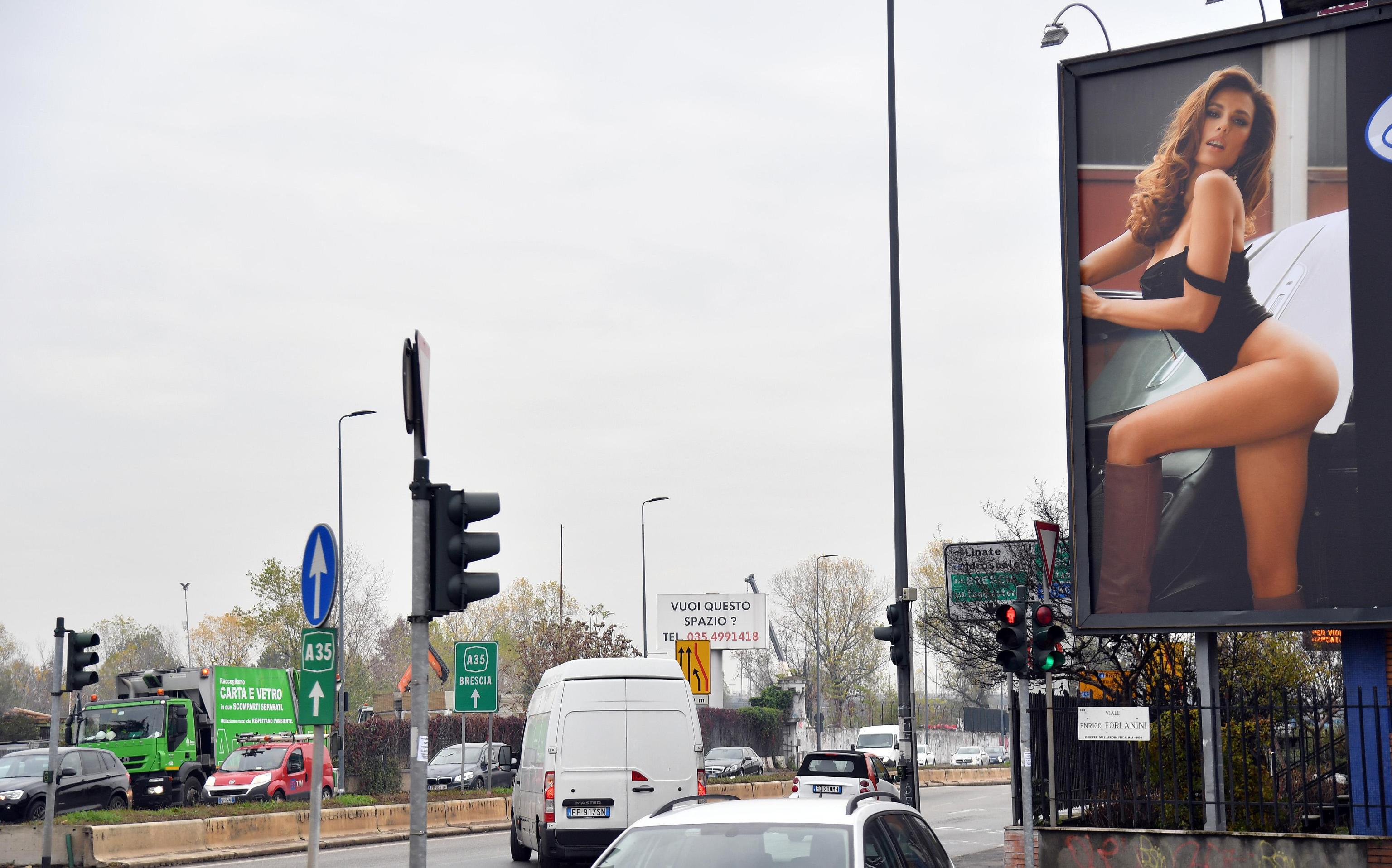 Milano, pubblicità sessista dà il via alla polemica per farlo rimuovere