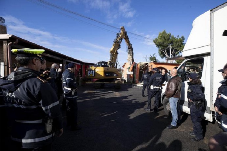 Roma, vigili aggrediti durante la demolizione delle ville dei Casamonica: due arresti (foto Ansa)