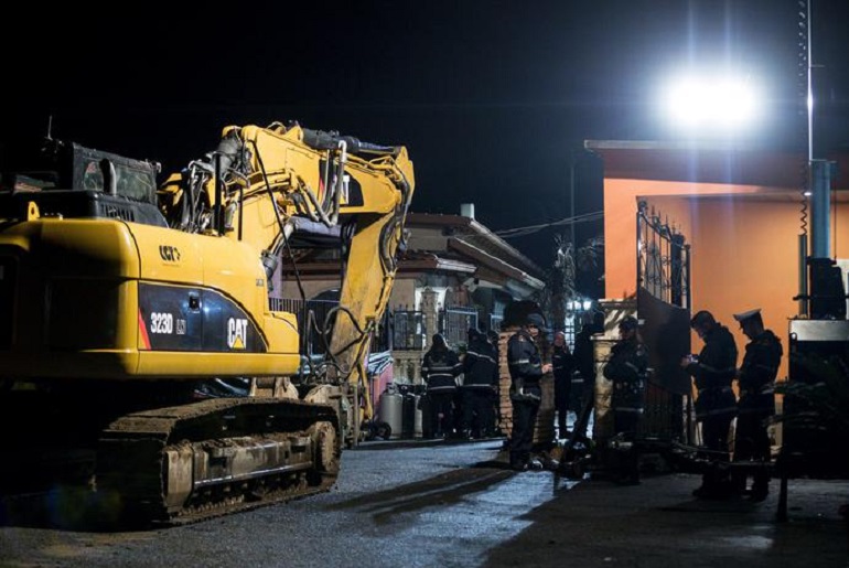 Roma, Casamonica contro abbattimento ville: "Perché non fanno lo stesso a Ischia?" (foto Ansa)