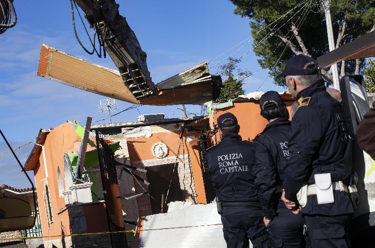 Casamonica, ruspa in azione: al via l'abbattimento della prima villa (foto Ansa)