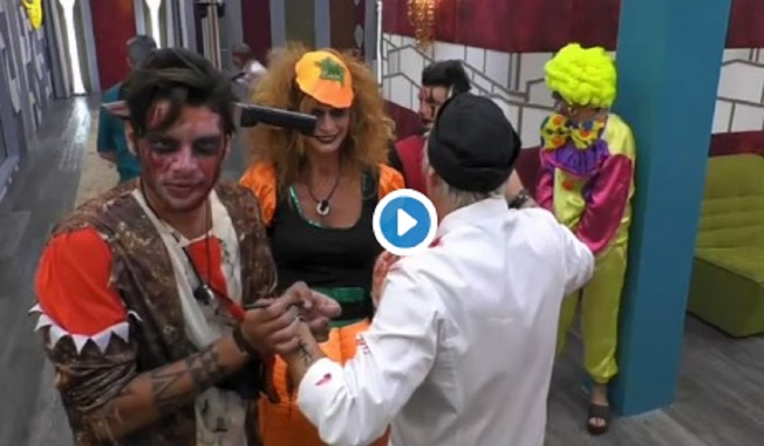 GF Vip, imbarazzo per Ivan Cattaneo al party di Halloween: se la fa sotto dalla paura? VIDEO