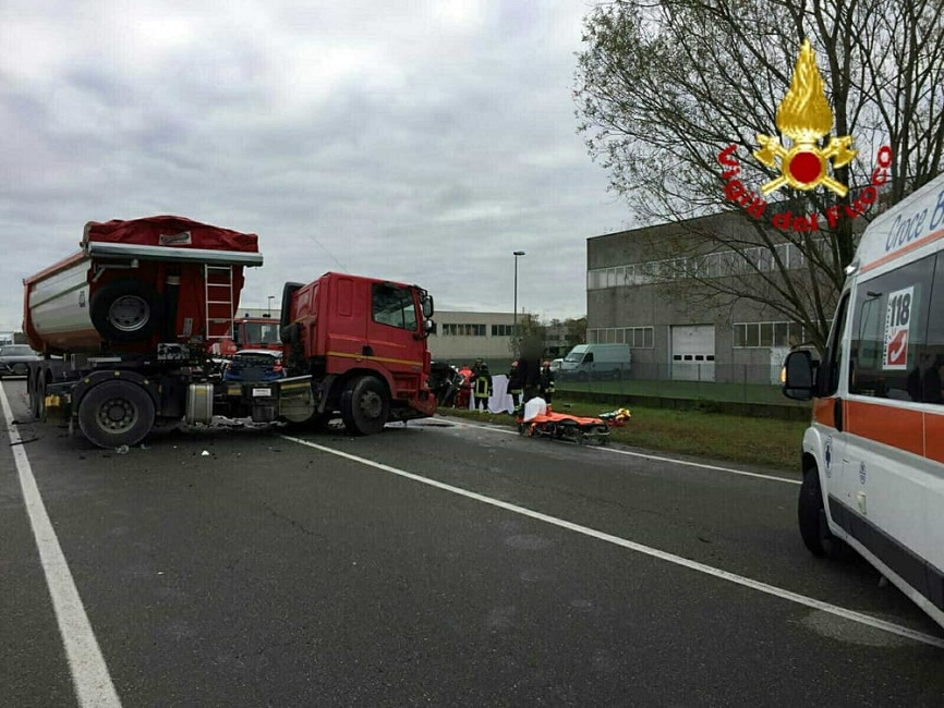 Cavallirio, scontro tra due auto e un camion: morta una ragazza di 24 anni