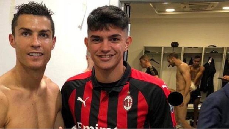 Milan-Juve, Bellanova si fa un selfie con CR7 ma dietro c'è Chiellini... nudo FOTO