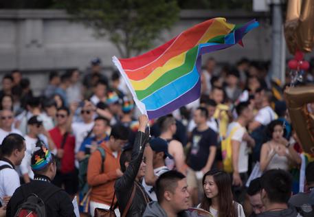 Cina, scrittrice condannata a 10 anni di carcere: nei suoi libri scene di rapporti gay