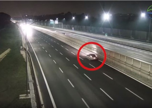 Roma, contromano per 10 km sulla A24: bloccato dalla polizia stradale