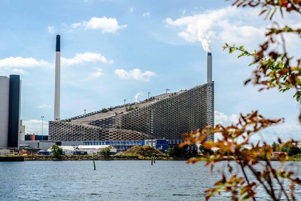 Inceneritori, a Copenaghen ci vanno a sciare sopra