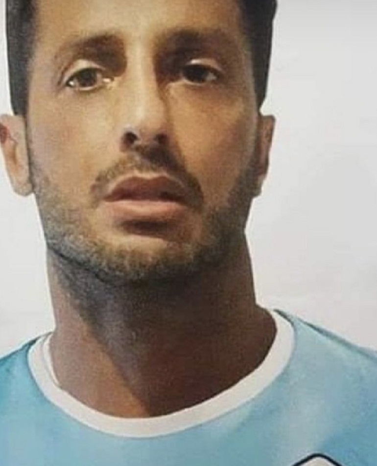Fabrizio Corona con la maglia della Lazio. La frecciatina a Totti e Ilary Blasi