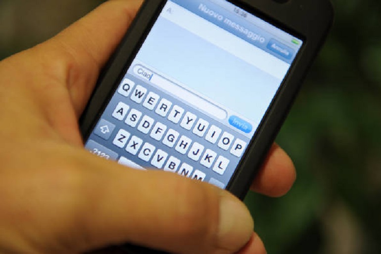 Correggio, raptus di gelosia: punta la pistola contro il marito per controllargli il cellulare (foto d'archivio Ansa)