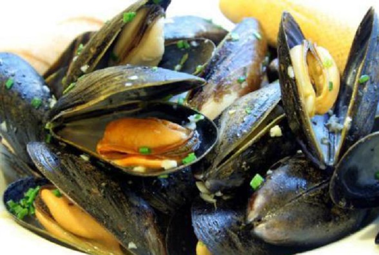 Taranto, sette arresti. L'accusa: vendevano cozze allevate nella zona interdetta per diossina (foto d'archivio Ansa)