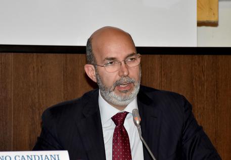 Editori locali di Torino contro Vito Crimi: "C'è un disegno contro la carta stampata"