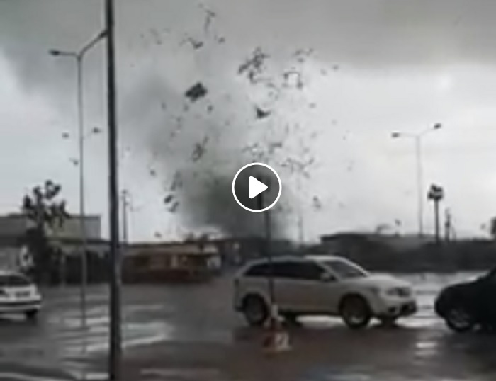 Crotone, tromba d'aria: volano alberi e tetti. Ci sono feriti VIDEO