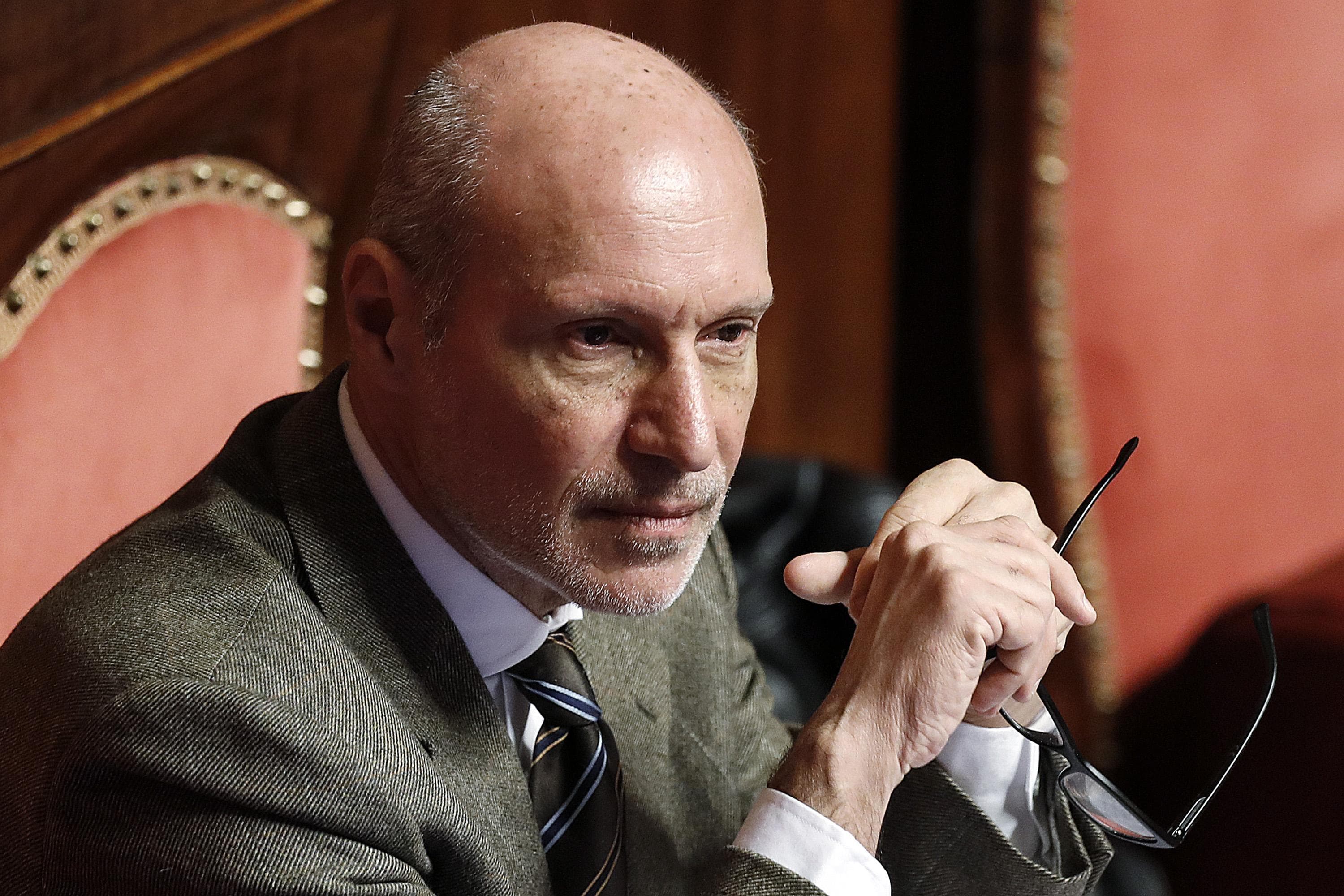 Gregorio De Falco, lo stanno buttando fuori bordo. Rischia l'espulsione da M5S con Paola Nugnes