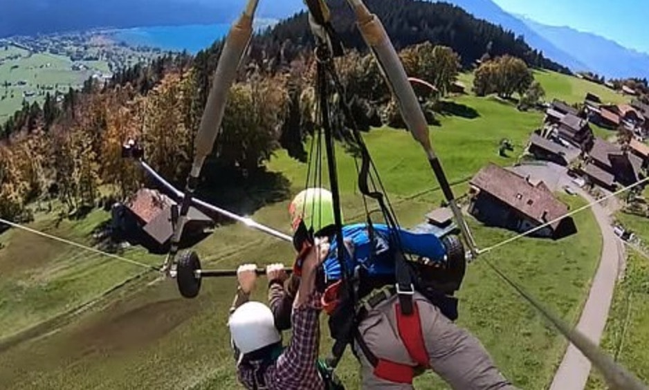 Volo in deltaplano da brivido: pilota dimentica di allacciare il passeggero VIDEO