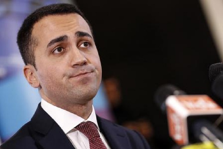 Luigi Di Maio: "Le tessere del reddito di cittadinanza le stamperà Poste" (foto Ansa)