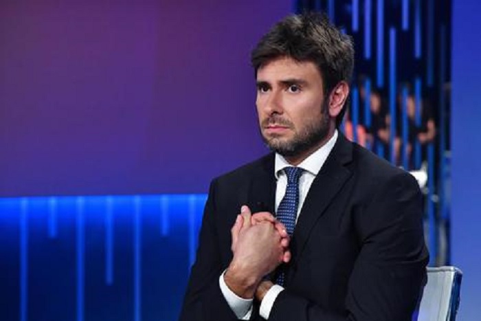 Alessandro Di Battista fa l'elenco dei giornalisti "liberi"