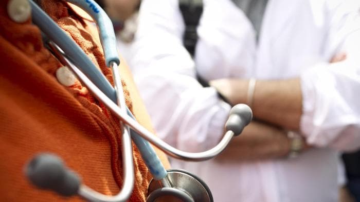 Gran Bretagna, finta dottoressa per 22 anni. Controlli sui titoli di studio degli stranieri