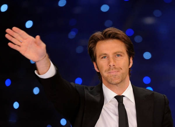 Emanuele Filiberto di Savoia bacia una bionda. Ma non è la moglie Clotilde Coureau