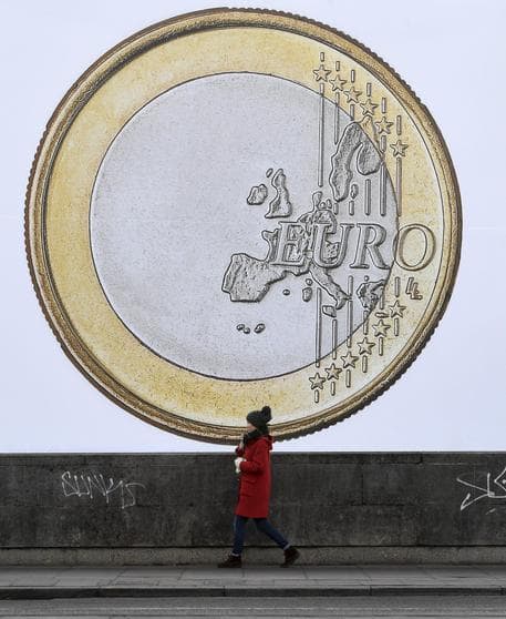 Euro, il 57% degli italiani lo ritiene "positivo". Balzo di 12 punti dall'anno scorso