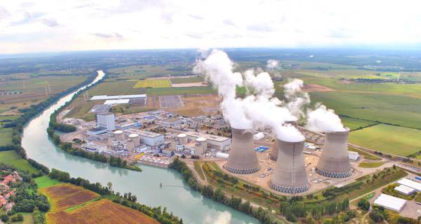 Francia. Macron annuncia la chiusura di 14 centrali nucleari entro il 2035
