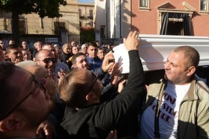 Casteldaccia, folla ai funerali delle 9 vittime2