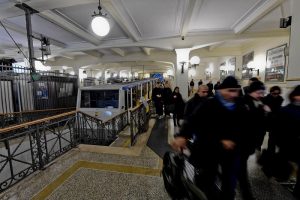 Napoli, il personale è in malattia e la funicolare chiude in anticipo5