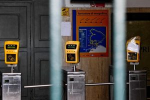 Napoli, il personale è in malattia e la funicolare chiude in anticipo3