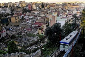 Napoli, il personale è in malattia e la funicolare chiude in anticipo1