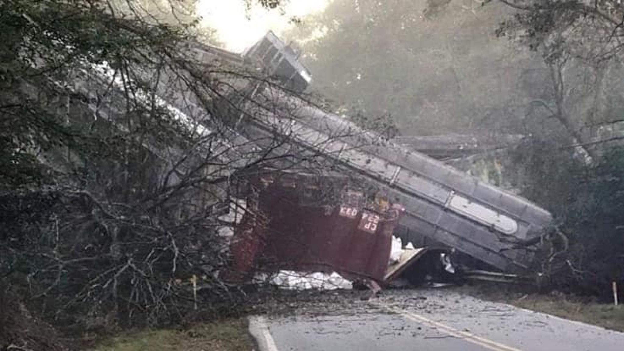 Georgia (Usa), treno deraglia su un cavalcavia, carrozze piene di gas propano cadono in strada