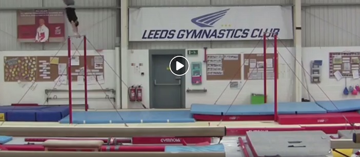 Ashley Watson, il ginnasta britannico salta da una sbarra all'altra ed entra nel Guinness VIDEO