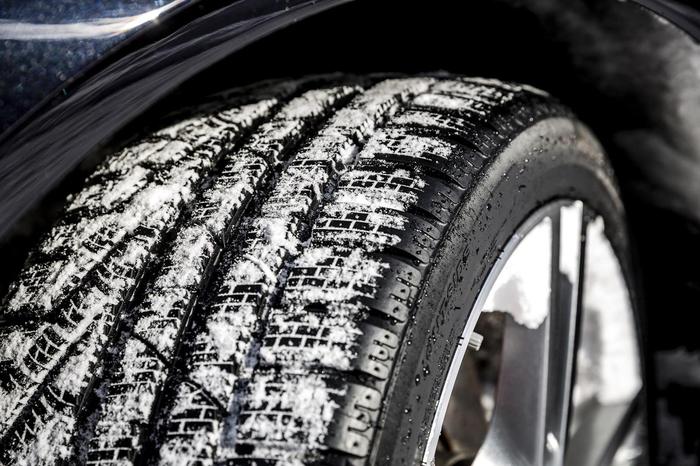 Obbligo di pneumatici invernali o catene a bordo da oggi, 15 novembre. Altrimenti multe salate