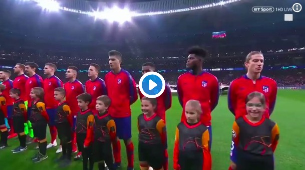 Griezmann allaccia gli scarpini alla mascotte e diventa l'idolo dei social