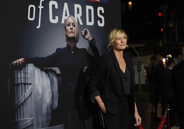 House of Cards, ultima stagione stasera: Claire presidente, Frank Underwood is dead...