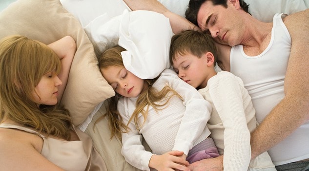 Bimba di 4 mesi muore dopo aver dormito nel lettone coi genitori. L'esperto: "E' rischioso"