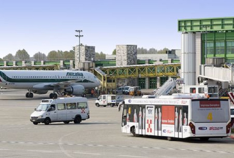 Linate, furgoncino del catering urta l'ala di un aereo fermo in aeroporto (foto d'archivio Ansa)