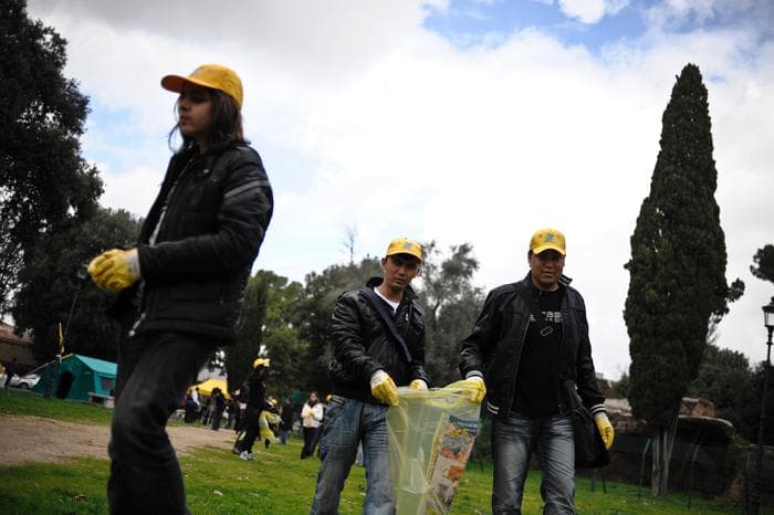 Lega in Regione Lombardia: Non fate lavorare i neri nei giardini. Giurano: non è razzismo, è economia