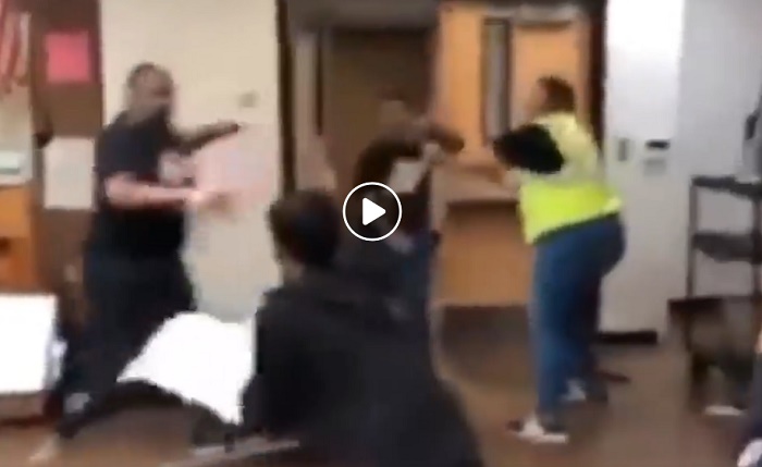 Los Angeles professore picchia