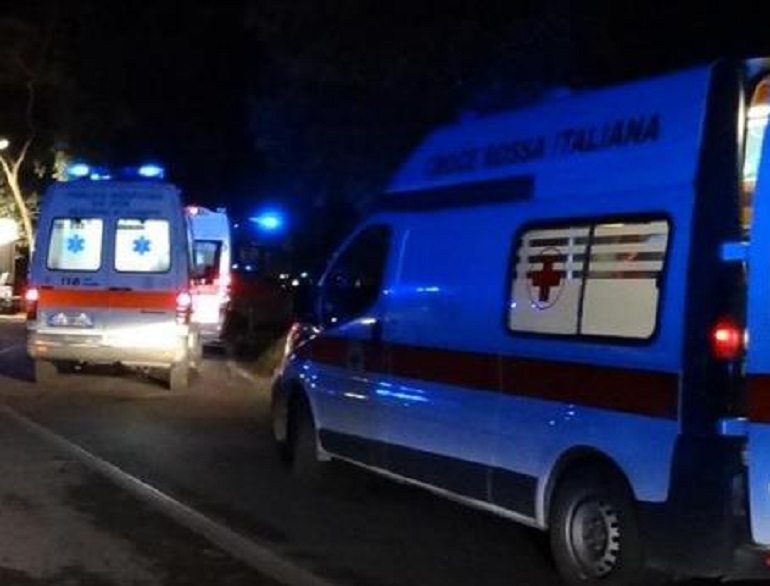Lucca, travolge e investe tre giovani mentre attraversavano sulle strisce: caccia all'auto pirata (foto Ansa)