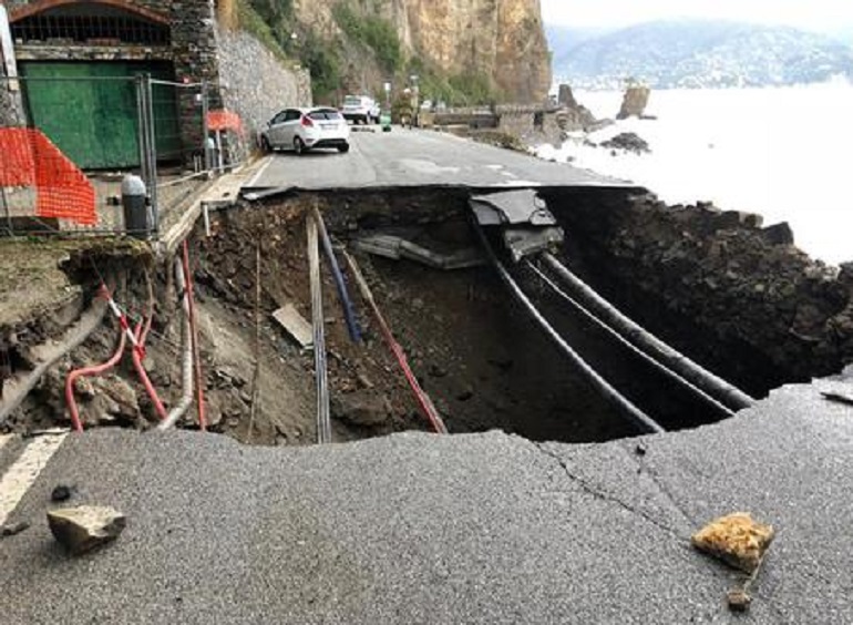 Maltempo Liguria, Portofino isolata: raggiungibile solo via mare (foto Ansa)