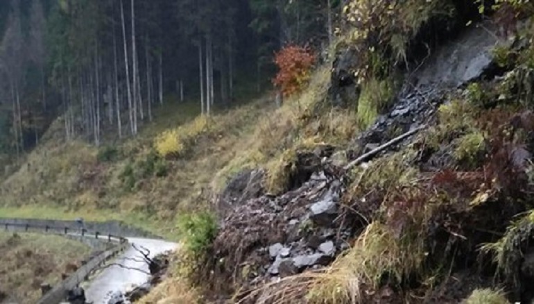 Maltempo, continua l'emergenza. In Sardegna donna uccisa da un fulmine. Allerta rossa in Sicilia (foto Ansa)
