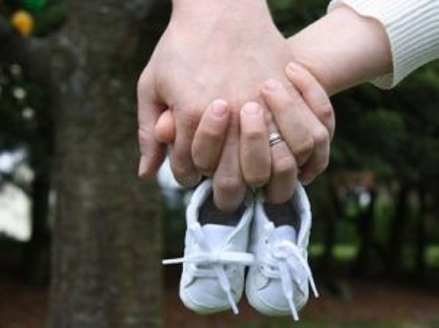 Genova, il Tribunale ordina al sindaco Bucci: Scrivi due mamme sul certificato