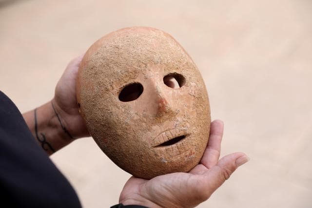 Maschera di pietra risalente a 9mila anni fa rinvenuta in Israele