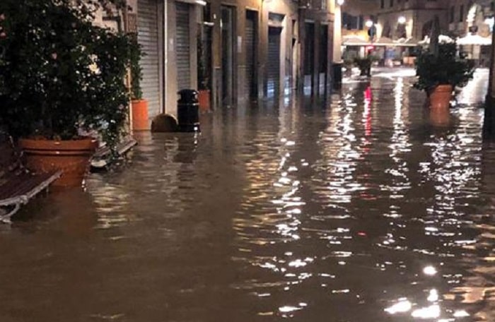 Mazara del Vallo (Trapani), straripa torrente Mazaro: città allagata, persone sui tetti