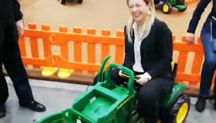 Giorgia Meloni sulla ruspa