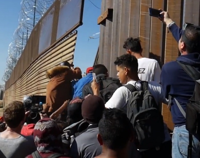 Muro al confine Usa-Messico: decine di migranti valicano frontiera, lacrimogeni e 42 arresti 1