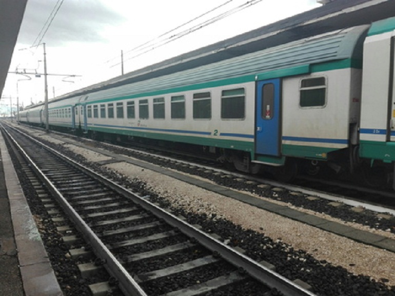 Messina, auto inseguita dalla polizia si ribalta, finisce sui binari e blocca la circolazione ferroviaria (foto Ansa)