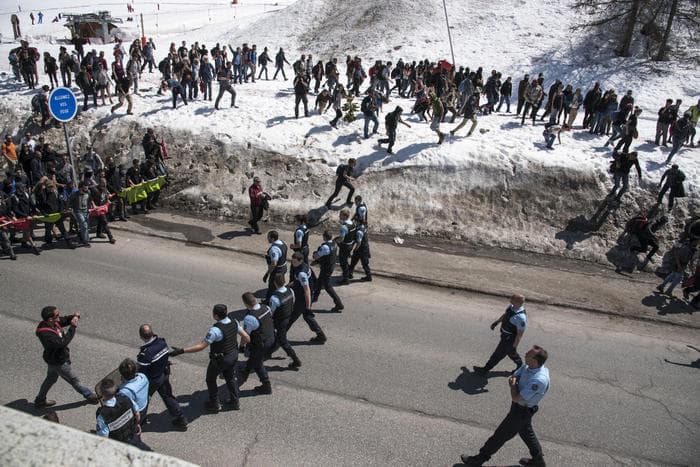 Migranti in Italia, rispedirli indietro si può se a 150 metri e due ore dal confine. Italia lo fa, Francia pure