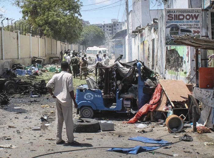 Somalia: 3 autobombe a Mogadiscio davanti a un hotel. Oltre 15 morti