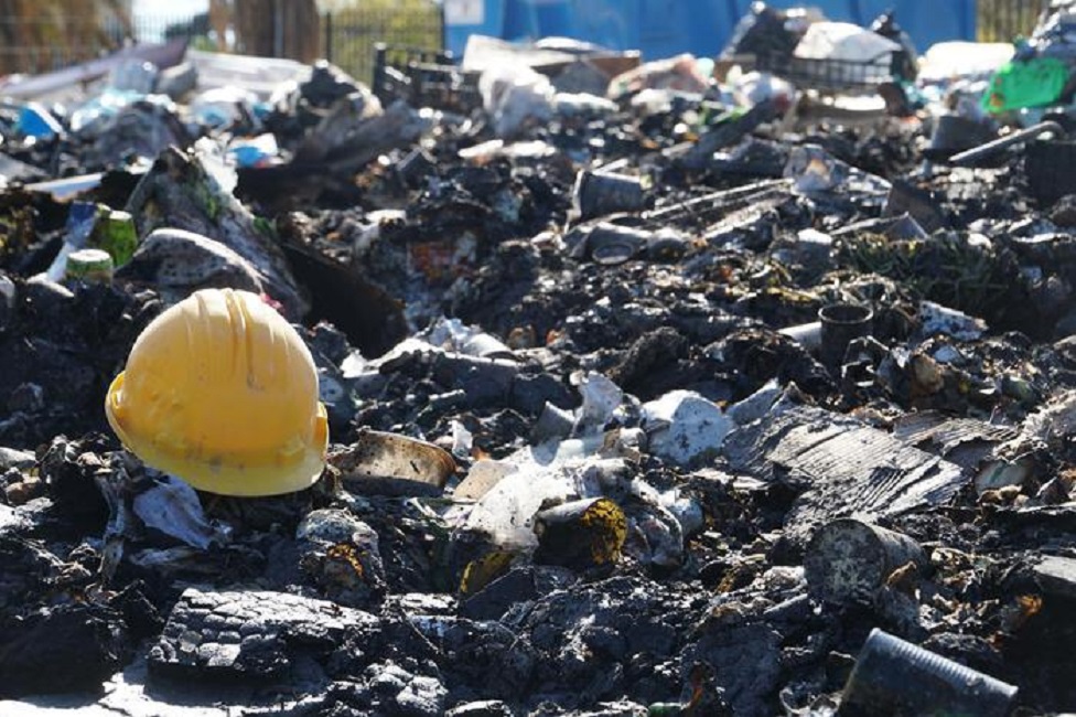 Emergenza rifiuti, a Torre del Greco bruciano i cumuli nella notte. E Di Maio e Salvini litigano...