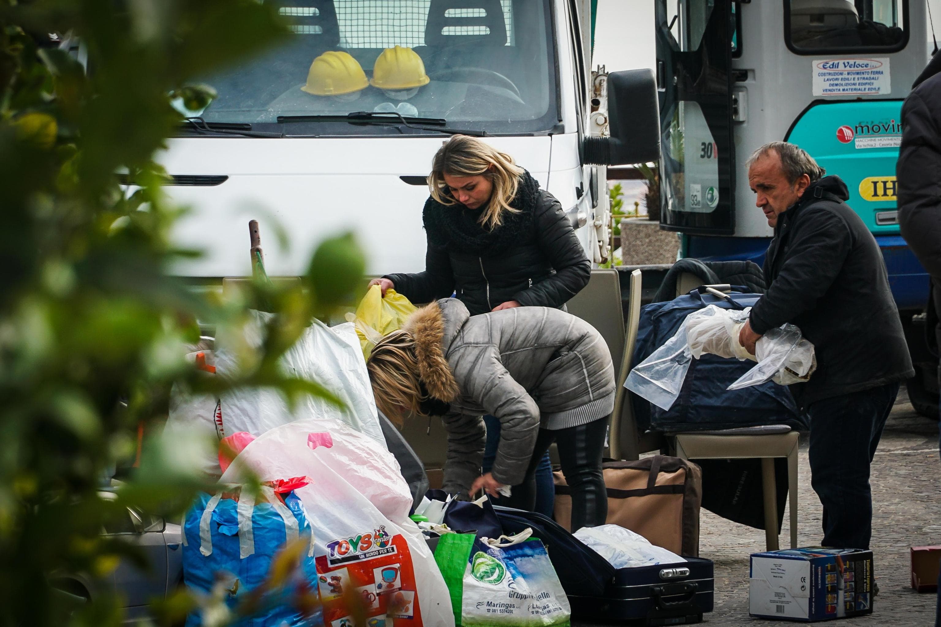 Napoli, sgomberate due villette abusive: chiodi e benzina contro gli agenti